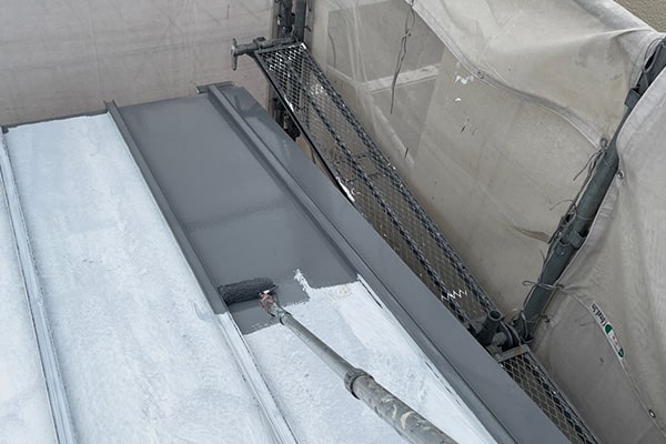 屋根の状態の確認・穴あけ（防水コーキング）