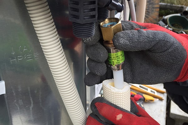 本体の固定・配管の接続